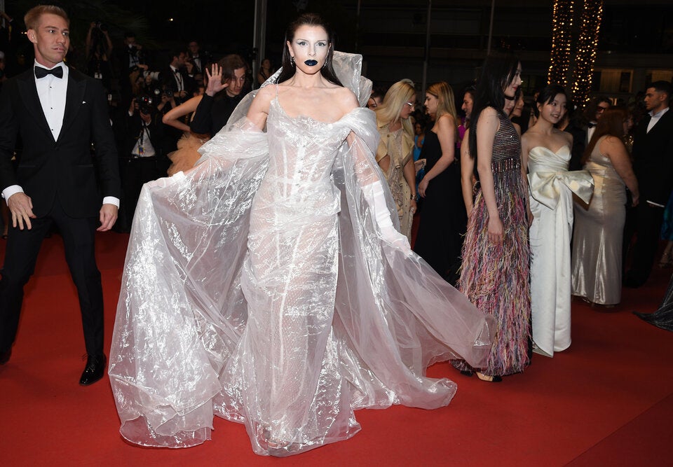 Julia Fox erntete 2024 für ihre skurrilen Cannes-Looks viel Kritik.