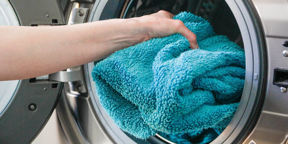 Mit diesen Tricks werden harte Handtücher wieder weich