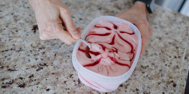 Nie wieder Eiskristalle: Mit diesen Tricks bleibt Ihr Eis cremig