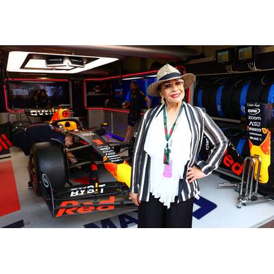 Kult-Sängerin Shirley Bassey (Goldfinger) beim Siegerteam