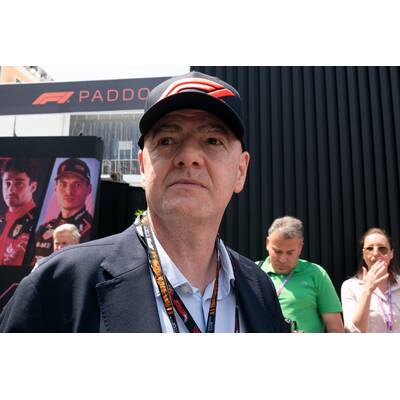 Kult-Sängerin Shirley Bassey (Goldfinger) beim Siegerteam