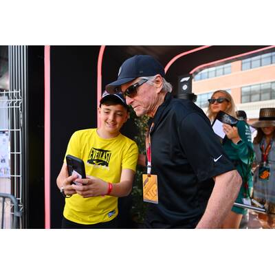 Kult-Sängerin Shirley Bassey (Goldfinger) beim Siegerteam