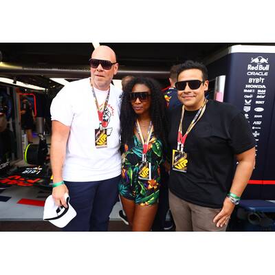 Kult-Sängerin Shirley Bassey (Goldfinger) beim Siegerteam