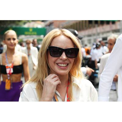 Kult-Sängerin Shirley Bassey (Goldfinger) beim Siegerteam