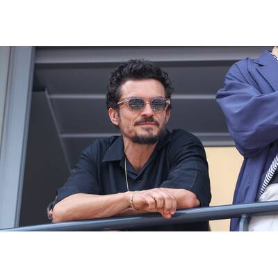 Kult-Sängerin Shirley Bassey (Goldfinger) beim Siegerteam