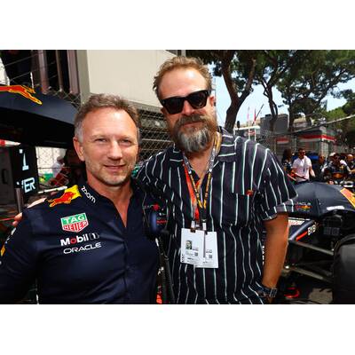 Kult-Sängerin Shirley Bassey (Goldfinger) beim Siegerteam