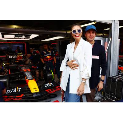 Kult-Sängerin Shirley Bassey (Goldfinger) beim Siegerteam