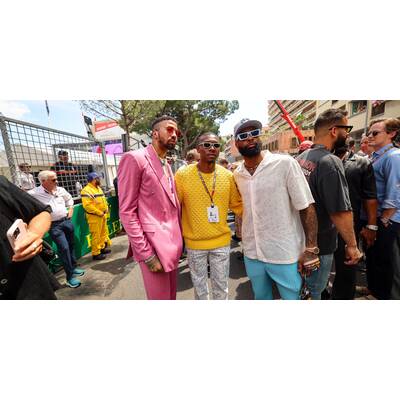 Kult-Sängerin Shirley Bassey (Goldfinger) beim Siegerteam