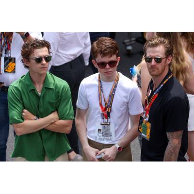 Kult-Sängerin Shirley Bassey (Goldfinger) beim Siegerteam