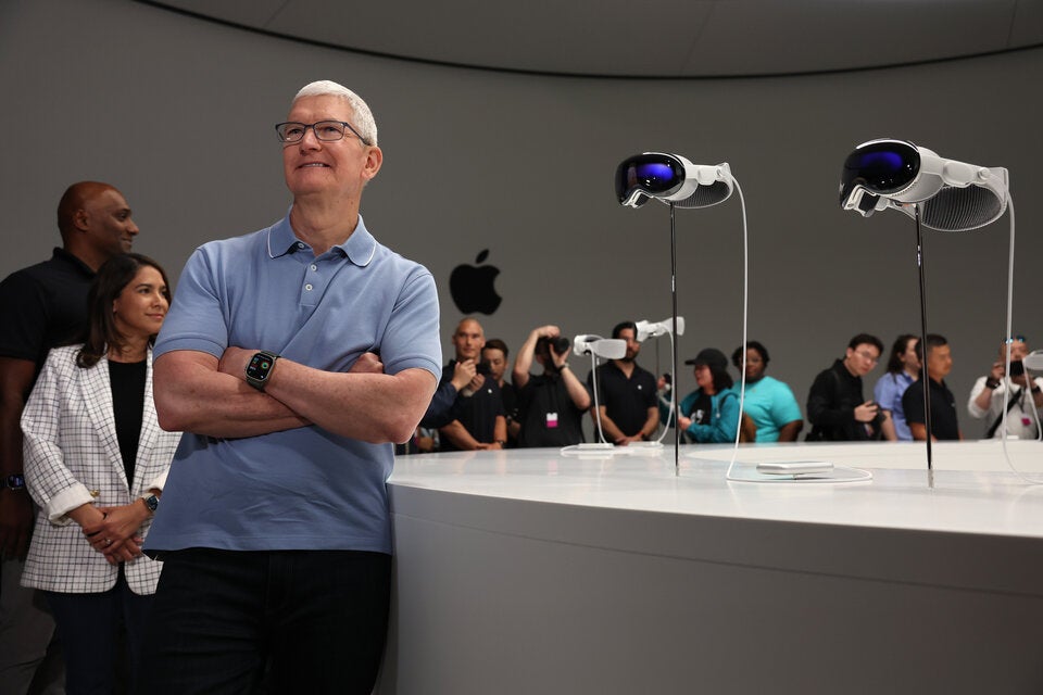 Apple-CEO Tim Cook steht neben dem neuen Apple Vision Pro-Headset, das während der Apple Worldwide Developers Conference am 5. Juni 2023 in Cupertino (Kalifornien, USA) vorgestellt wurde. 