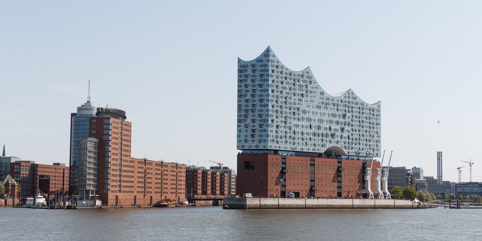 Die Auslosung in der Hamburger Elbphilharmonie wird auch musikalisch 
