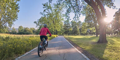 E-Bikerin starb bei Crash mit Hoflader