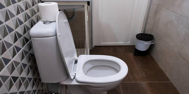 Schrecklicher Fund: Baby-Schreie aus dem Toilettenkasten