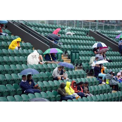 Tag 14: Carlos Alcaraz präsentiert stolz die Trophäe.