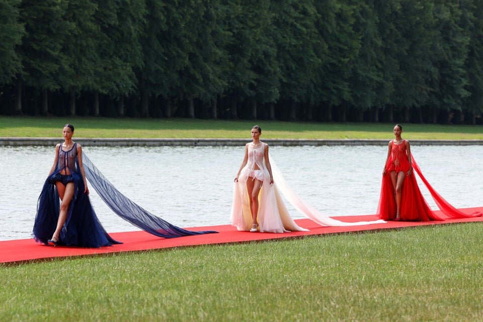 Der Naked-Dress-Trend macht auch vor Couture keinen Halt.