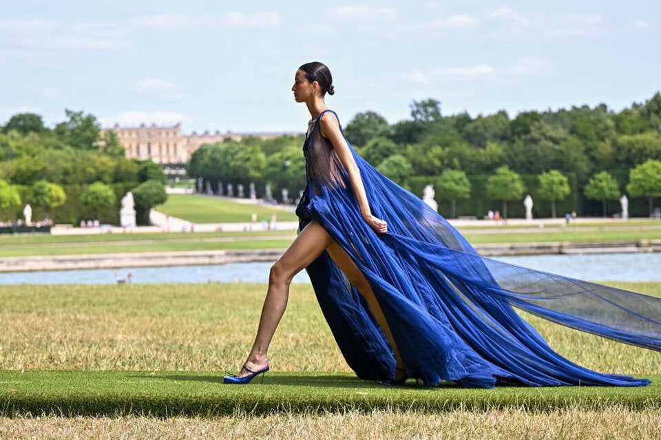 In Chiffon-Roben mit meterlangen Schleppen liefen die Models durch die Gärten von Versailles.