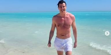 Fans drehen durch: Mercedes-Boss Wolff in der Badehose