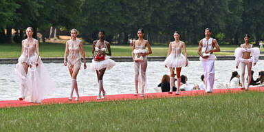 Jacquemus veranstaltet Modespektakel im Schloss Versailles