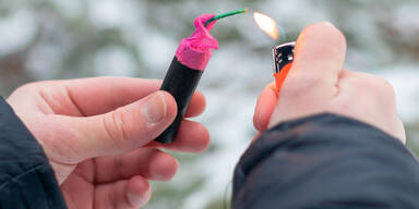 Mann rauchte beim Hantieren mit Böller: schwer verletzt