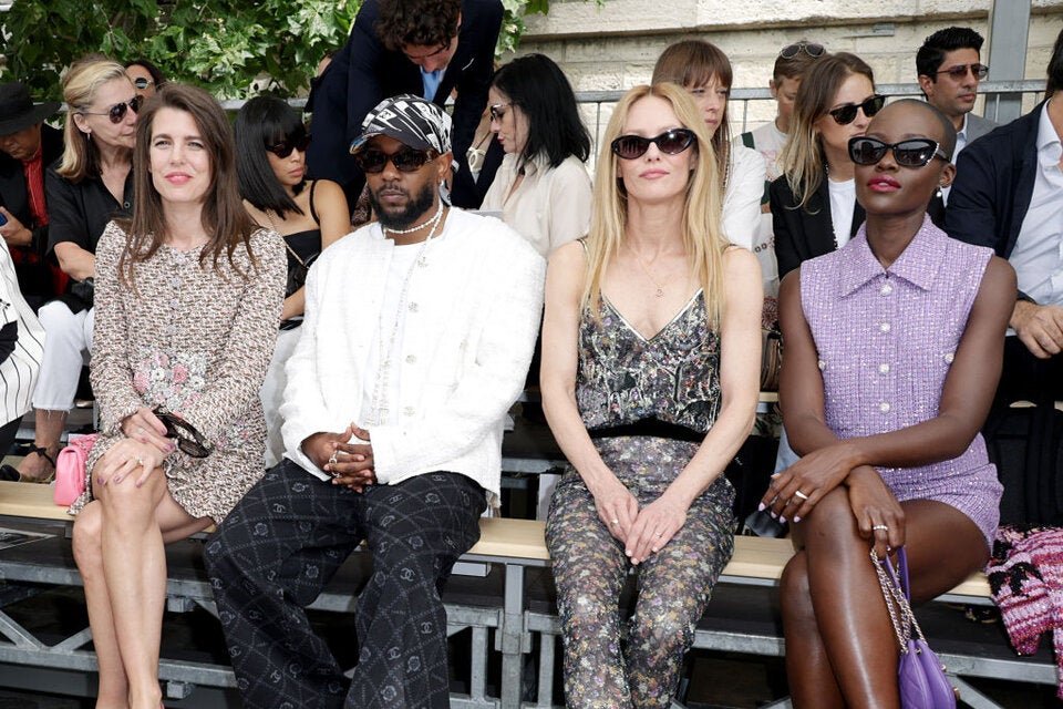 In der Front Row saßen Charlotte Casiraghi, Kendrick Lamar, Vanessa Paradis und Lupita Nyong'o.