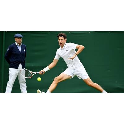 Tag 14: Carlos Alcaraz präsentiert stolz die Trophäe.