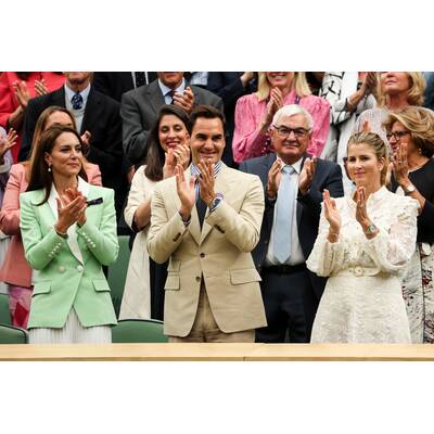 Tag 14: Carlos Alcaraz präsentiert stolz die Trophäe.