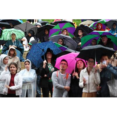 Tag 14: Carlos Alcaraz präsentiert stolz die Trophäe.