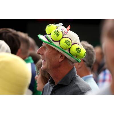 Tag 14: Carlos Alcaraz präsentiert stolz die Trophäe.