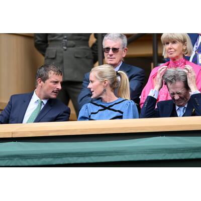 Tag 14: Carlos Alcaraz präsentiert stolz die Trophäe.