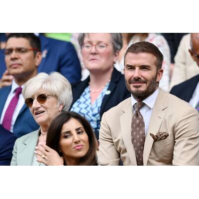 Tag 14: Carlos Alcaraz präsentiert stolz die Trophäe.