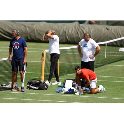 Tag 14: Carlos Alcaraz präsentiert stolz die Trophäe.