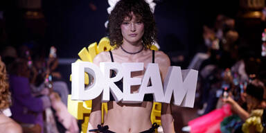 Viktor & Rolf: Die skurrilste Bademoden-Show aller Zeiten