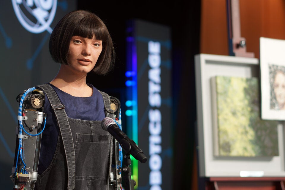 Roboterkünstler Ai-Da wird am 6. Juli 2023 in Genf von ihrem Schöpfer Aidan Meller vorgestellt. 