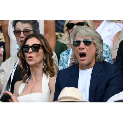 Tag 14: Carlos Alcaraz präsentiert stolz die Trophäe.