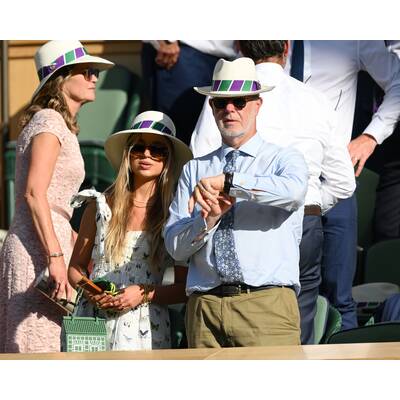 Tag 14: Carlos Alcaraz präsentiert stolz die Trophäe.