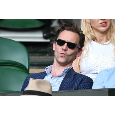 Tag 14: Carlos Alcaraz präsentiert stolz die Trophäe.