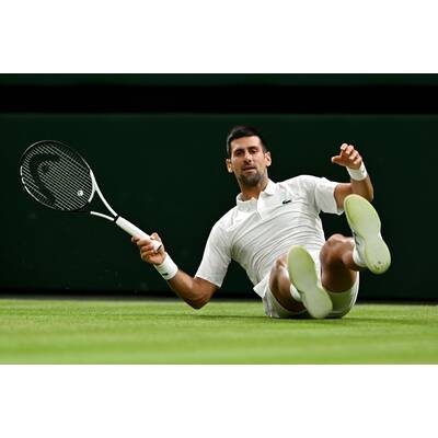 Tag 14: Carlos Alcaraz präsentiert stolz die Trophäe.