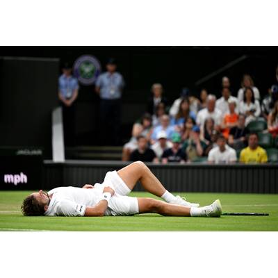 Tag 14: Carlos Alcaraz präsentiert stolz die Trophäe.