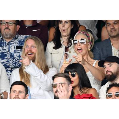 Tag 14: Carlos Alcaraz präsentiert stolz die Trophäe.