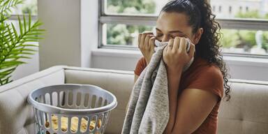 Schweißgeruch aus Kleidung entfernen – Hausmittel, die wirklich helfen