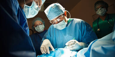 Schwangere bekommt Kaiserschnitt ohne Narkose