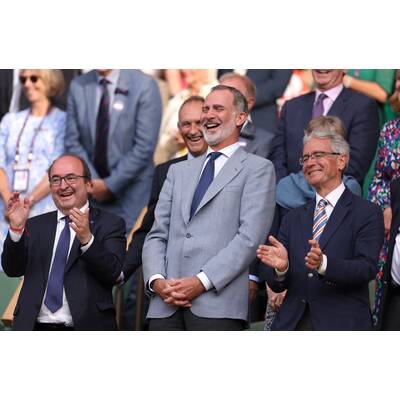 Tag 14: Carlos Alcaraz präsentiert stolz die Trophäe.