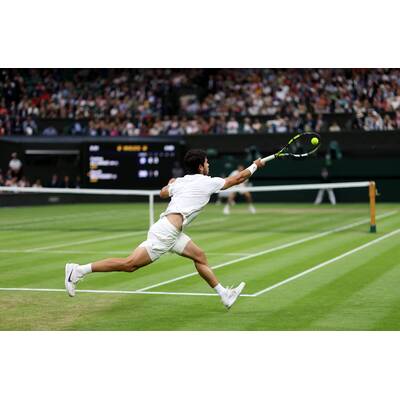 Tag 14: Carlos Alcaraz präsentiert stolz die Trophäe.