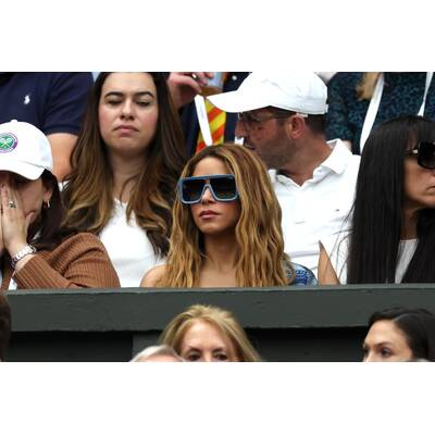 Tag 14: Carlos Alcaraz präsentiert stolz die Trophäe.