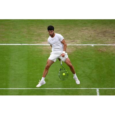 Tag 14: Carlos Alcaraz präsentiert stolz die Trophäe.