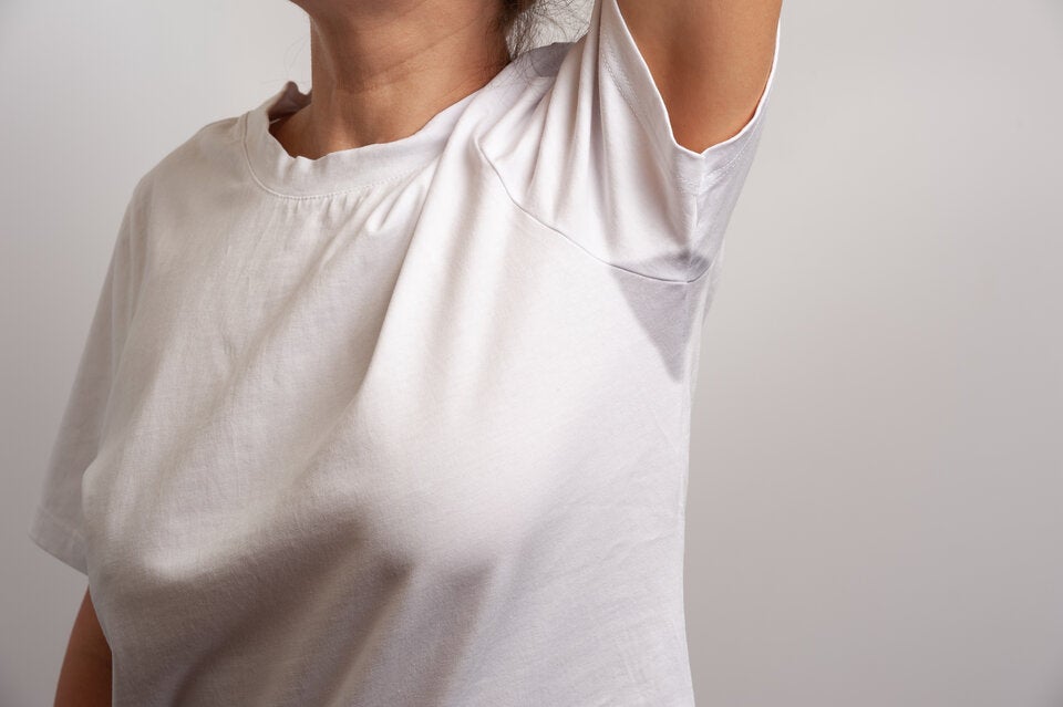 Gelbe Schweißflecken: Zwei Hausmittel lassen Kleidung wieder strahlen