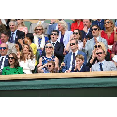 Tag 14: Carlos Alcaraz präsentiert stolz die Trophäe.