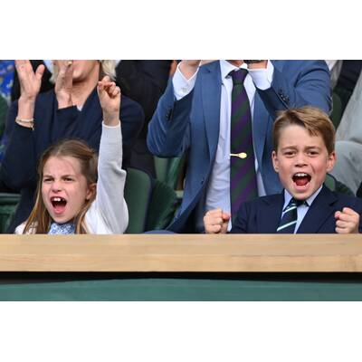 Tag 14: Carlos Alcaraz präsentiert stolz die Trophäe.