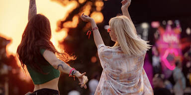 Igitt! Darum sollten Sie Festival-Bänder SOFORT danach entfernen