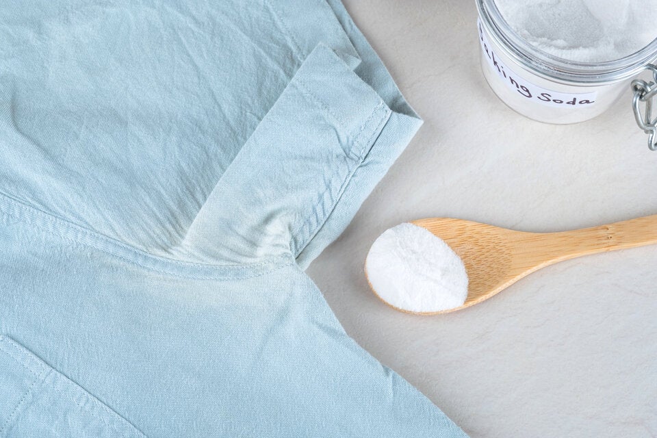 Gegen gelbe Schweißflecken helfen zwei Hausmittel: Backpulver und Essig